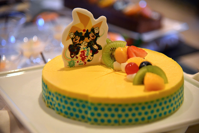 縁日のスーパーボールすくいを彷彿させるゼリーボールがポイントの「マンゴームース」