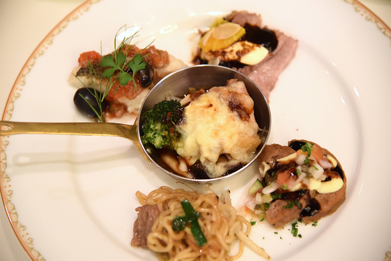 ホットメニューもシェフお勧めばかりだが、特に「牛スジ焼きそば」は自信作とのこと