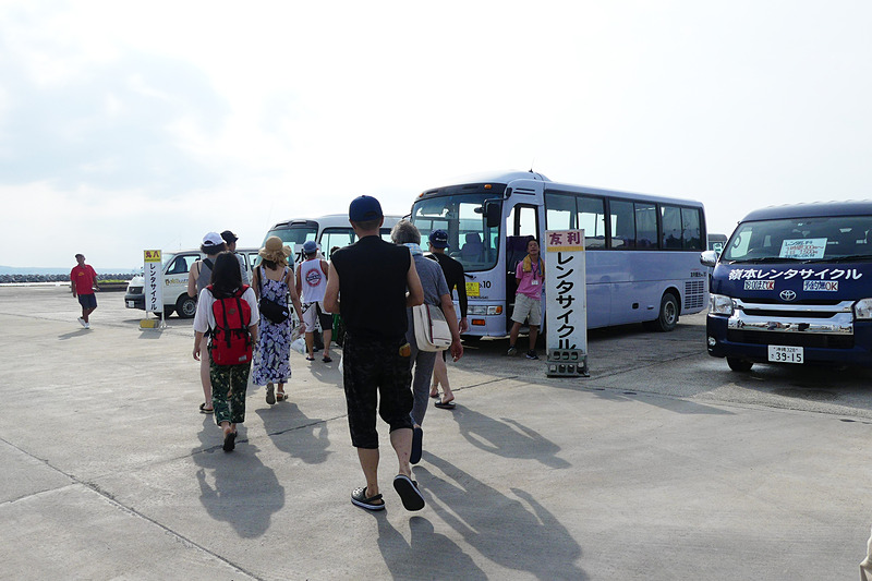 無料送迎のバスが何台か待機しています。レンタサイクルは予約なしでOK