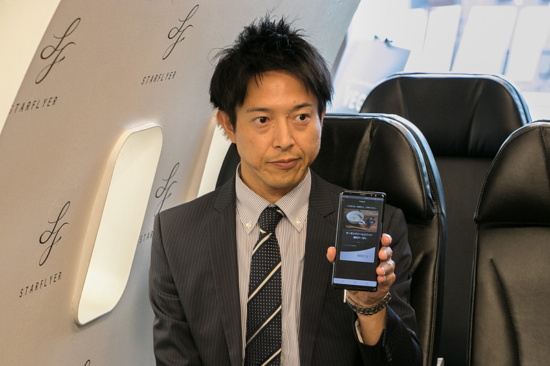 機内食の無料クーポンの画面をCA（客室乗務員）に提示することで、機内食のサービスを受けられる