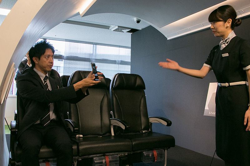 機内食の無料クーポンの画面をCA（客室乗務員）に提示することで、機内食のサービスを受けられる