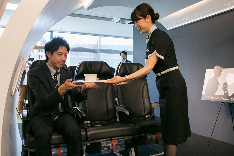 機内食の無料クーポンの画面をCA（客室乗務員）に提示することで、機内食のサービスを受けられる