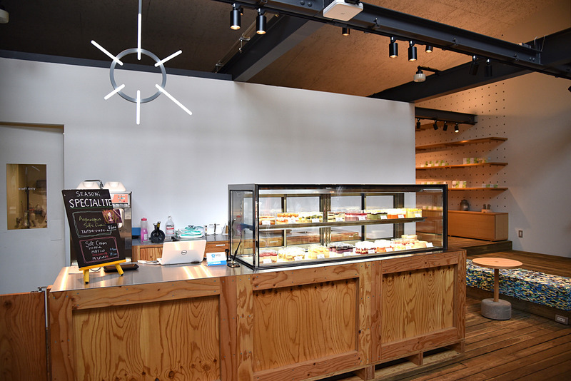 「sweets ゆきの」のガラスケースには「クープ」がずらり。価格も良心的