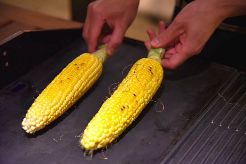 目の前でじっくり丁寧にとうきびを焼き上げてくれる