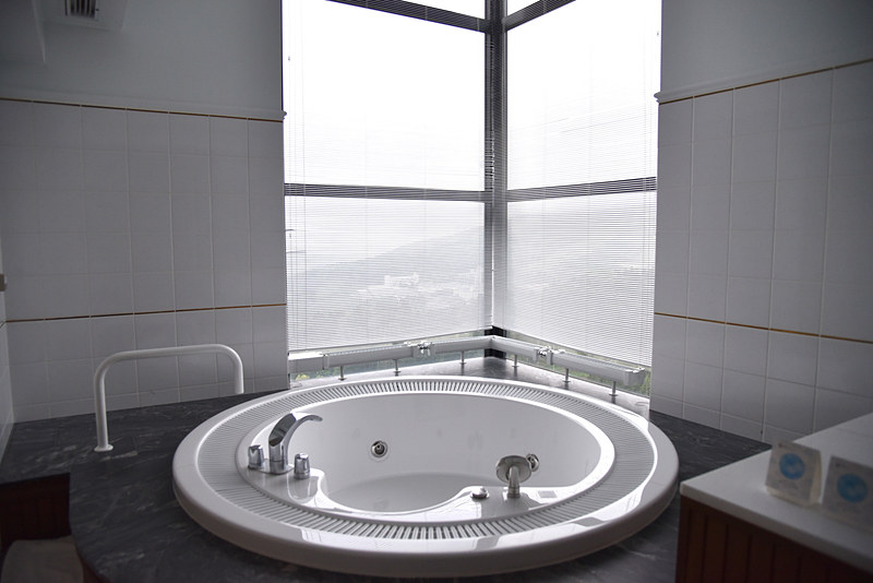 ブラインドを上げれば、大自然を眺めながらバスタイムが楽しめる