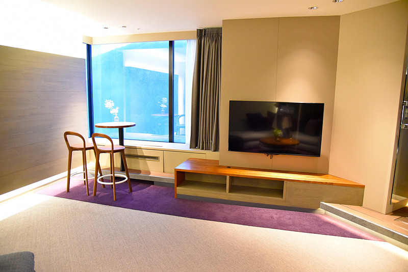 大型の液晶テレビも完備。ソファに坐って、自宅のようにくつろぐことも