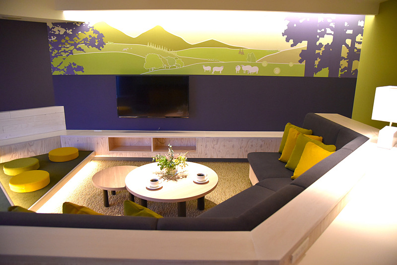 リビングには北海道の自然をイメージしたデザインのウォール