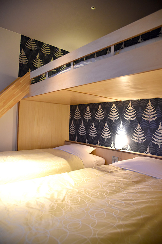 2段ベッドも完備。安心とパーソナルな空間を持ちつつ一緒に泊まれる工夫が