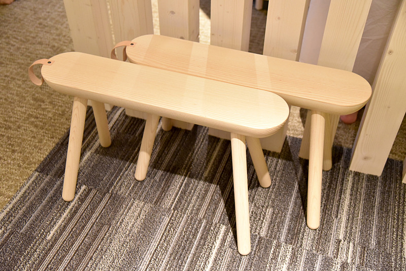 エントランス部分には小さな椅子を用意。坐ったりカバンを置くのに便利