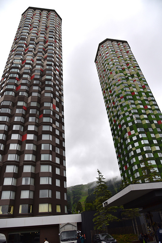 夏と冬の森をイメージしてデザインされた「トマム ザ・タワー」