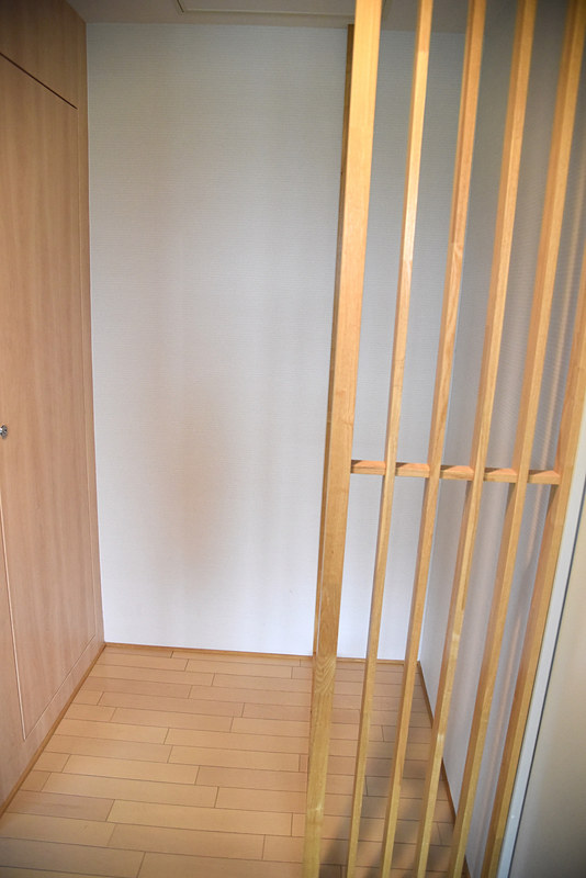 ベッドルームの近くには荷物置き場がある