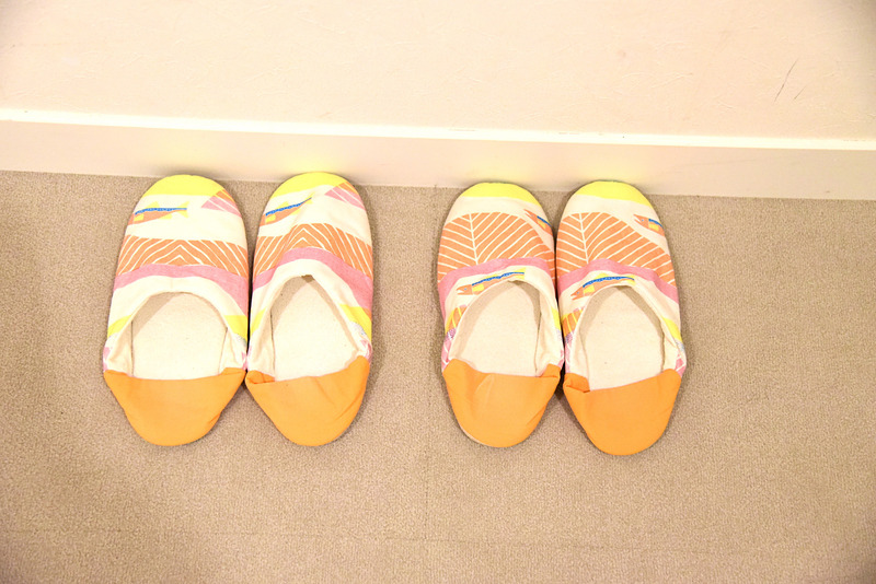 扉を開けると切り身デザインのルームスリッパ