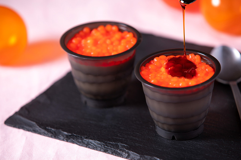 お米入りのプティングのような牛乳プリンにタピオカが乗った「いくら丼プリン」（提供：星野リゾート）