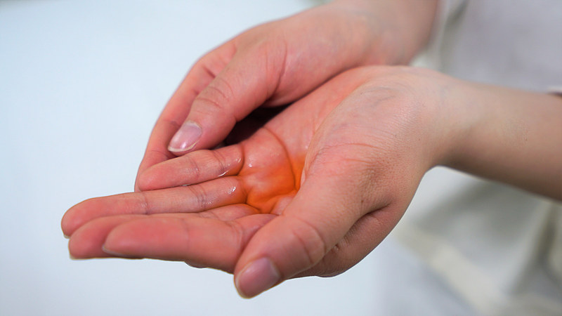 赤い見た目が鮭の切り身を彷彿させる化粧水（提供：星野リゾート）