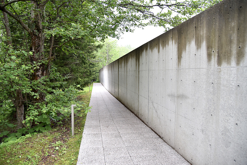 大きなL字形の壁沿いに進んでいく