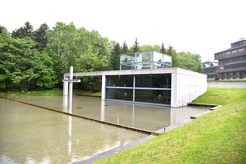 エントランスをくぐると目の前には水面と十字架、そして教会が現われる