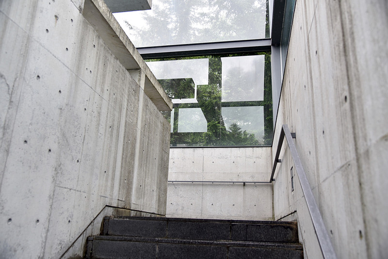 光の箱と呼ばれるガラス張りの空間を抜ける