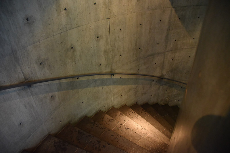 少し暗い闇の螺旋階段を通り教会内部へ