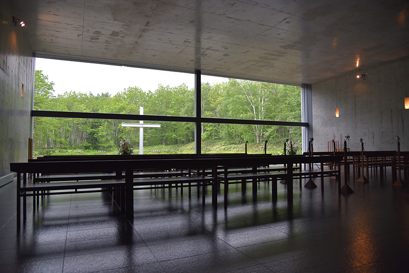 ガラス戸が閉まっている状態。荘厳な雰囲気ながら心地よさも