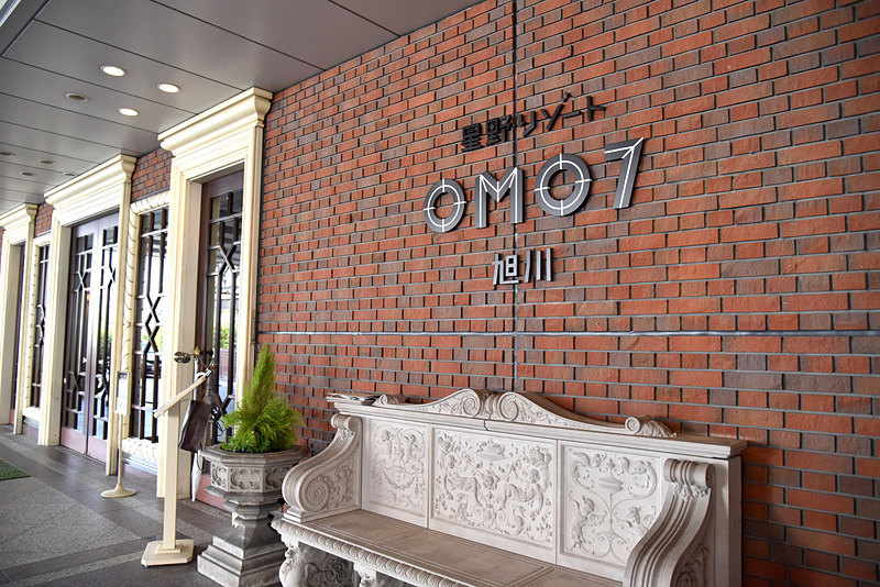 レンガ造りで懐かしさあふれるエントランス