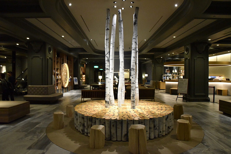 白樺のテーブルとオブジェがロビーラウンジでお出迎え