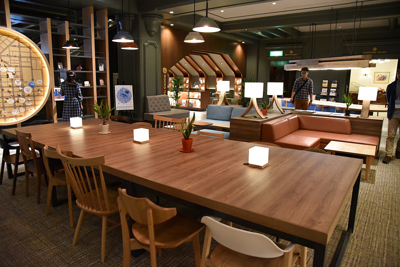 国内最高峰の質を誇る旭川家具の使い心地が試せる。リサーチテーブルで旅の計画を練ろう