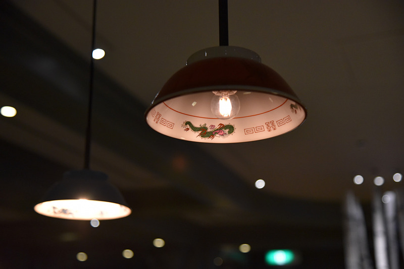 よく見るとランプシェードがどんぶり！　旭川のラーメン人気店のどんぶりを譲り受けたとのこと