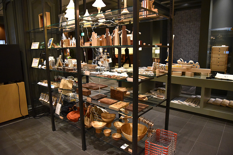 スタッフが自信を持ってお勧めする地元自慢のスーベニアが並んでいる