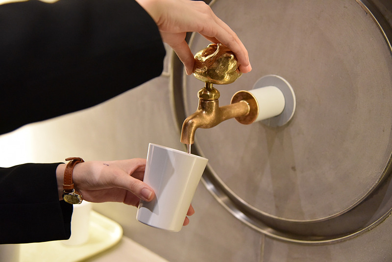 蛇口からはハスカップジュースが提供される