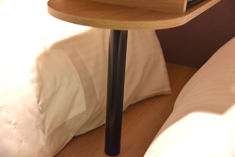 2つのベッドの間にある「DANRANテーブル」下は足が入れられる