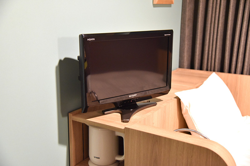 2人で見られるようにテレビが置かれている
