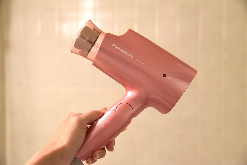 ヘアドライヤーはパナソニック製でナノイーで髪が潤うタイプ