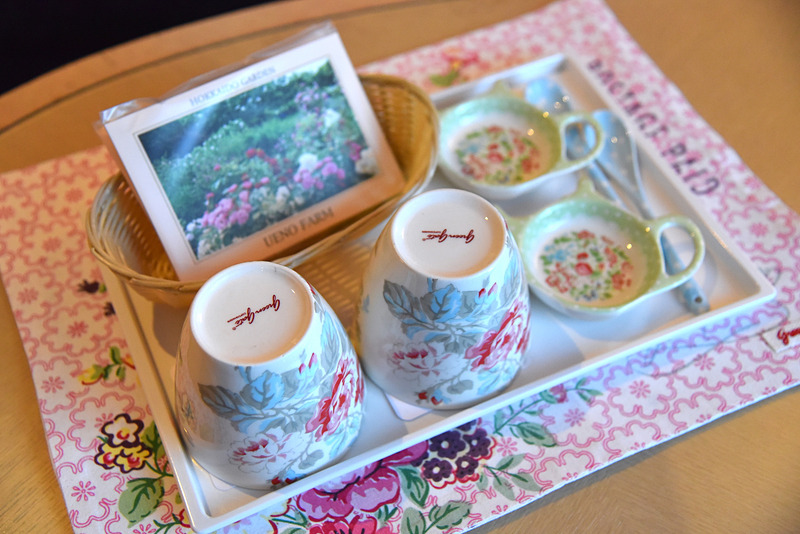 テーブルには、花の描かれたティーセット