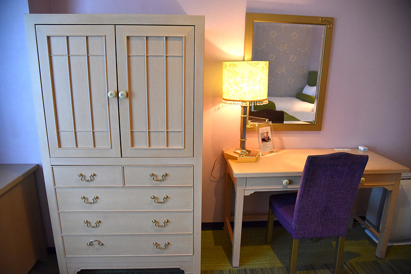 鏡台やタンスもかわいらしい。ランプシェードにはリスのシルエットも