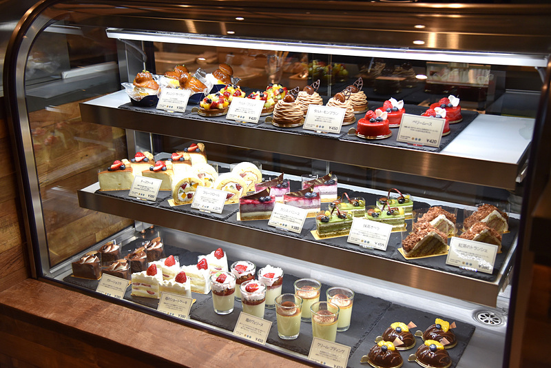 ショーケースにはケーキなどもどっさり