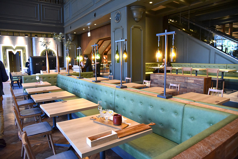 広々とした明るい空間で食事が楽しめる