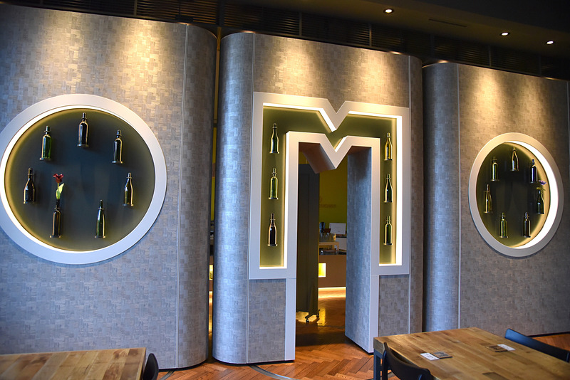 OMOのロゴが入口の目印