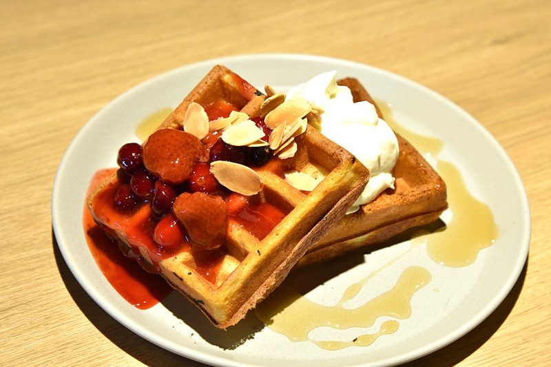 ミックスベリーのごろっとフルーツソースとヨーグルトクリームフェッテ。メープルシロップでカフェ風ワッフルのできあがり