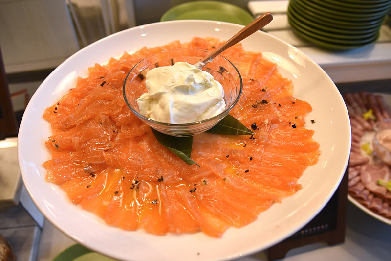 マリネサーモンを贅沢に使い、サワークリームもたっぷりワッフルに