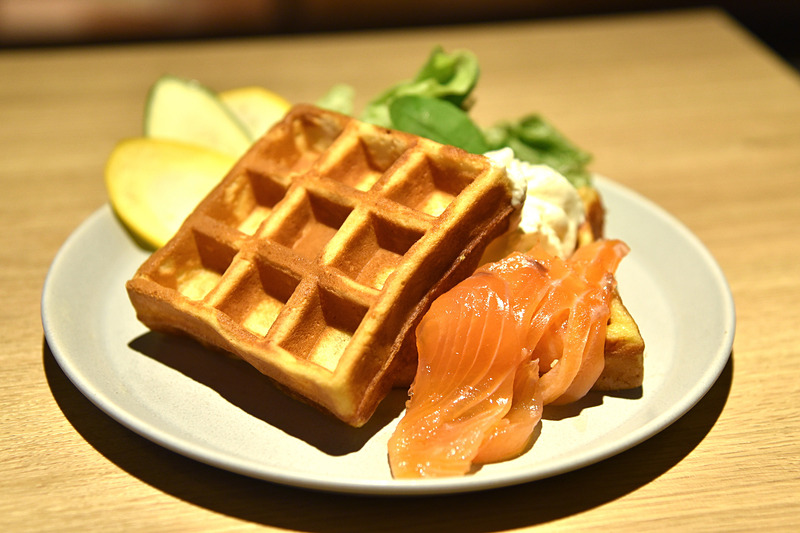 サーモンとサワークリームがとろける食事系ワッフルの完成！