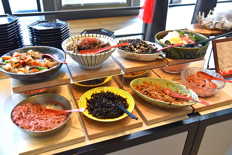 筑前煮にひじき煮、塩辛などが揃う日本食コーナー