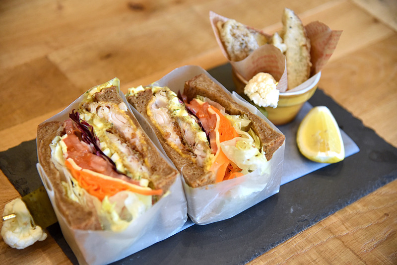 「ホッケフライのサンドイッチ」（1200円）。ドリンクやデザート付きのセットメニューにもすることもできる