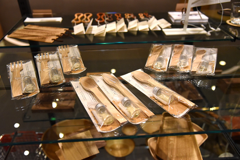 ホテル内のショップでキットを手に入れよう。スプーンのほか、フォークもある