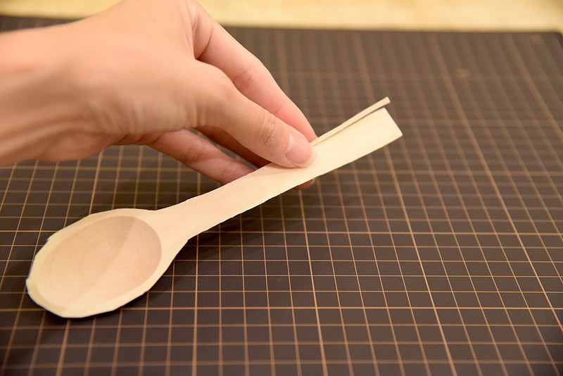 スプーンに残っている薄い部分を取り、形をまずは整える
