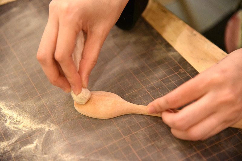 クルミオイルで仕上げていく