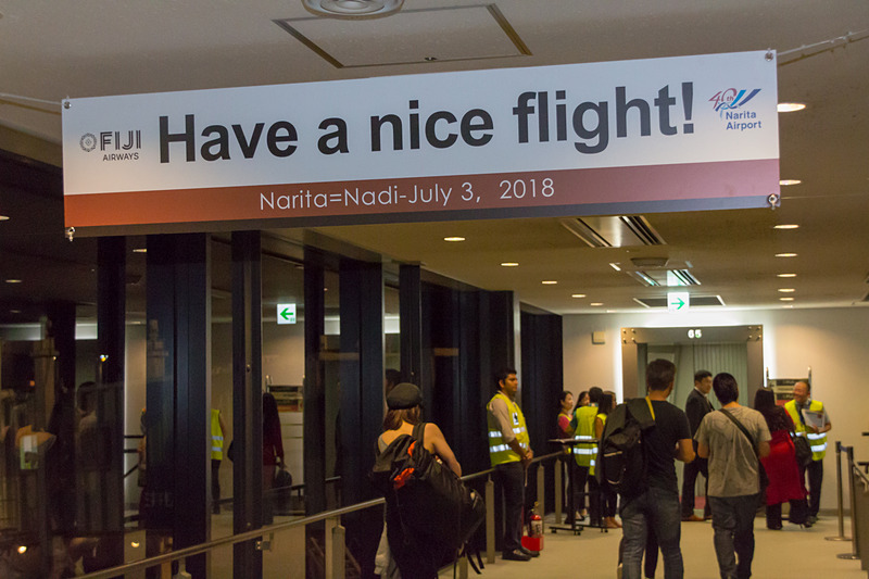 7月3日の就航を記念してボーディングブリッジの前にはアーチが設置されていた