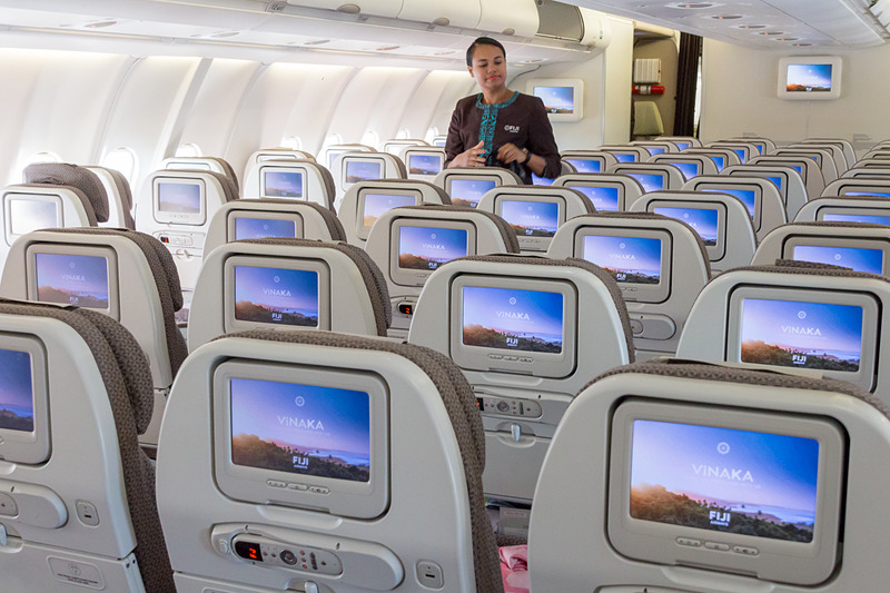 エコノミークラスは2-4-2の配列で計249席。ライトブラウンとホワイトのシートで明るめの内装になっている