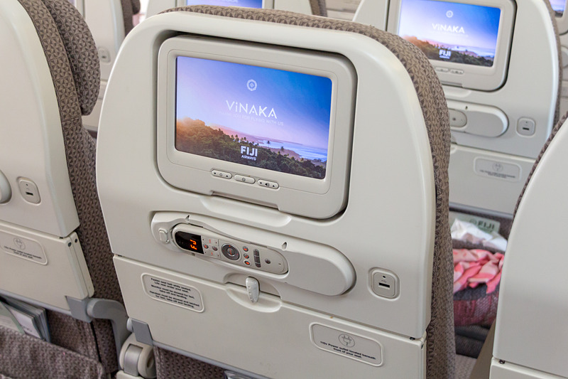 10.6インチモニターを備えており、USB電源もある。シートの下には通常のAC電源も装備しており、長距離フライトでも困ることはない