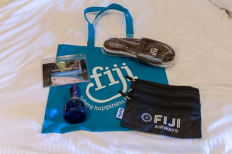 機内で配られた記念品。ロゴ入りポーチやパジャマなどが入っていた