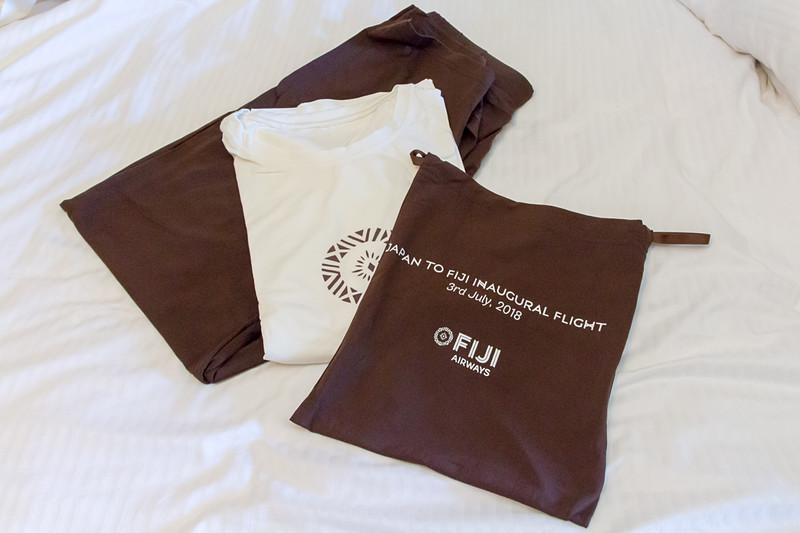 機内で配られた記念品。ロゴ入りポーチやパジャマなどが入っていた